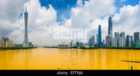 Guangzhou, Chine city skyline panorama sur la rivière des Perles. Banque D'Images