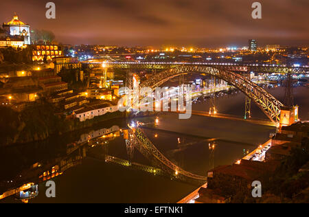 Vue de Porto à Gaia sur le célèbre Pont Dom Luis I. Portugal Banque D'Images