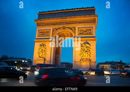 Soirée le trafic sur la route de Paris près de l'Arc de Triomphe. Paris Banque D'Images