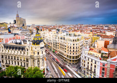 Madrid, Espagne au-dessus de la ville la rue commerçante Gran Via. Banque D'Images