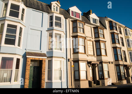 Maisons en terrasse le long de Victoria,terrasse avec vue sur la plage et la baie de Cardigan au coucher du soleil, Aberystwyth, Ceredigion, pays de Galles, Pays de Galles. Banque D'Images