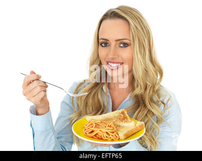 Attractive young woman eating spaghetti sur toast Banque D'Images