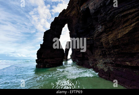 L'Espagne, la Galice : Rock des arcs à Cathedral's beach Banque D'Images