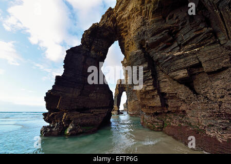 L'Espagne, la Galice : Rock des arcs à Cathedral's beach Banque D'Images