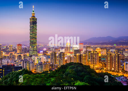 Taipei, Taïwan sur les toits de la ville au crépuscule. Banque D'Images