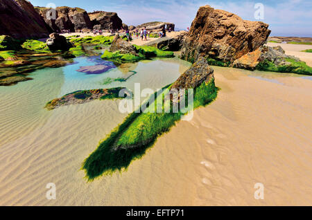 La Galice, Ribadeo : personnes au Paradise beach Praia comme Catedrais Banque D'Images