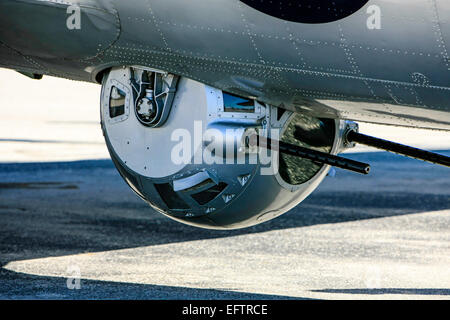 Le ventre gunner position dans une B17G Flying Fortress avion depuis WW2 vu à l'aéroport de Sarasota en Floride Banque D'Images