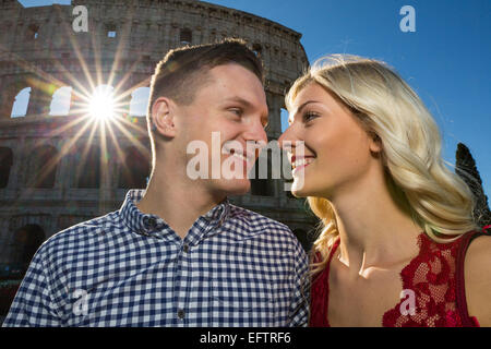 Couple au Colisée romain Banque D'Images