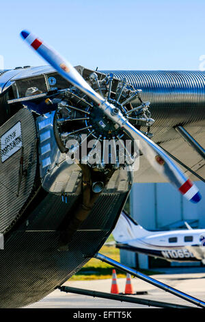 Les 300 ch (220 kW) Wright J-6-9 Tourbillon neuf cylindres moteurs à pistons radiaux sur un 1929 Ford 4-AT-E avion dessus Banque D'Images