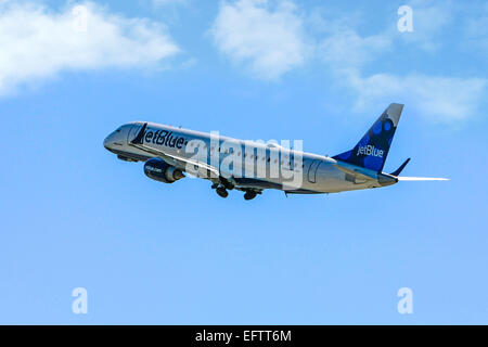 JetBlue Airways Embraer 190-100IGW décollant de l'aéroport Sarasota-Bradenton Florida Banque D'Images