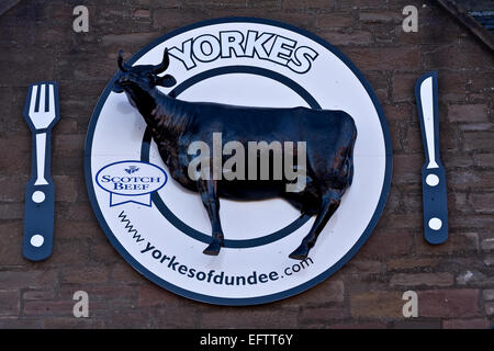 Grand circulaire signe sur le mur extérieur de Yorkes Butchers Shop situé à 36 Strathmartine Road à Dundee, Écosse, Royaume-Uni Banque D'Images