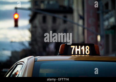 Taxi s'est arrêté à un feu rouge. Manhattan. La ville de New York. USA. Banque D'Images