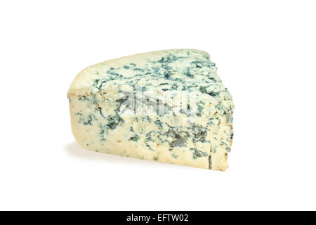 Morceau de fromage bleu sur fond blanc Banque D'Images