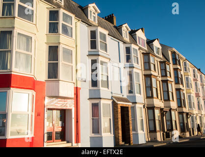 Maisons en terrasse le long de Victoria,terrasse avec vue sur la plage et la baie de Cardigan au coucher du soleil, Aberystwyth, Ceredigion, pays de Galles, Pays de Galles. Banque D'Images