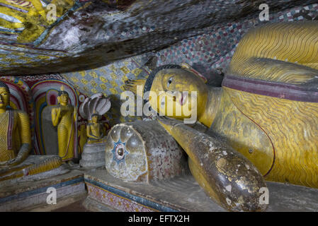 Les anciens temples de caverne au Royal Rock complexe des temples (Temple d'or de Dambulla), Dambulla, Sri Lanka. Banque D'Images