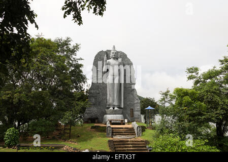 Un contemporain copie de la statue du Bouddha, Avukana Giritale, Sri Lanka. Banque D'Images