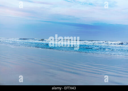 Calme paisible plage de couleur pastel en Janvier Banque D'Images