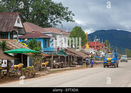 Stands de nourriture le long de rue dans le village de Tachileik, District de l'Etat Shan, Myanmar / Birmanie Banque D'Images