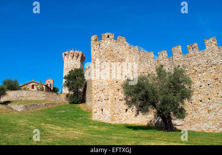 Isola Polvese, château médiéval et l'église San Giuliano, le lac Trasimène, Ombrie, Italie Banque D'Images