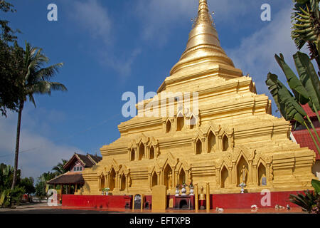 Stupa doré de Wat Zom Kham / Wat Jom Kham, temple bouddhiste, Keng Tung / Kengtung, Shan State, Myanmar / Birmanie Banque D'Images