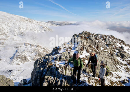 Les randonneurs et des mains sur l'arête rocheuse jusqu'Carnedd Pen y Wen Ole en montagnes de Snowdonia National Park, au nord du Pays de Galles, Royaume-Uni, Angleterre Banque D'Images