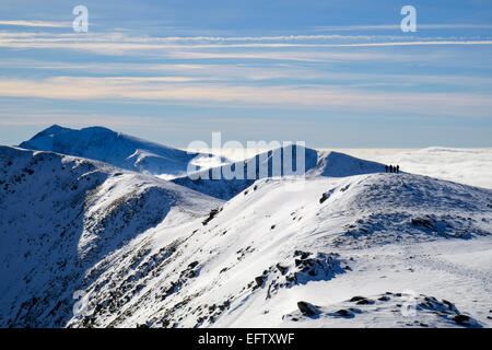 Vue du sommet du Carnedd Dafydd dans Carneddau à Mt Snowdon lointain au-delà de Pen An Wen Ole ridge de nuages bas dans le Snowdonia (Eryri) Wales UK Banque D'Images