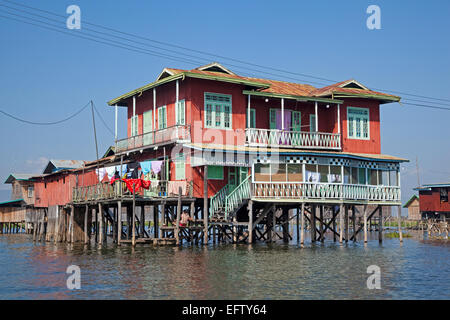 Maisons traditionnelles en bois sur pilotis au Lac Inle, Nyaungshwe, Shan State, Myanmar / Birmanie Banque D'Images