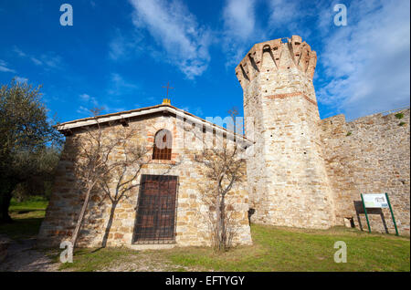 Isola Polvese, église de San Giuliano et tour du château, le lac Trasimène, Ombrie, Italie Banque D'Images