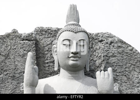 Un contemporain copie de la statue du Bouddha, Avukana Giritale, Sri Lanka. Banque D'Images