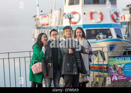 Les touristes à l'aide de mobile smartphone Iphone - selfies autoportraits stick pour prendre des photos et vidéos d'eux-mêmes Banque D'Images