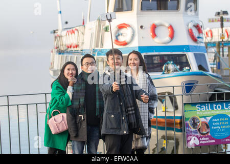 Les touristes à l'aide de mobile smartphone Iphone - selfies autoportraits stick pour prendre des photos et vidéos d'eux-mêmes Banque D'Images