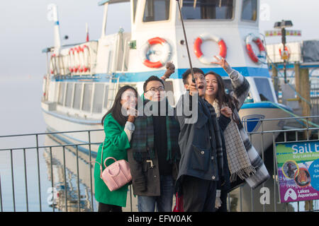 Les touristes à l'aide de mobile smartphone Iphone - selfies autoportraits stick pour prendre des photos et vidéos d'eux-mêmes Banque D'Images