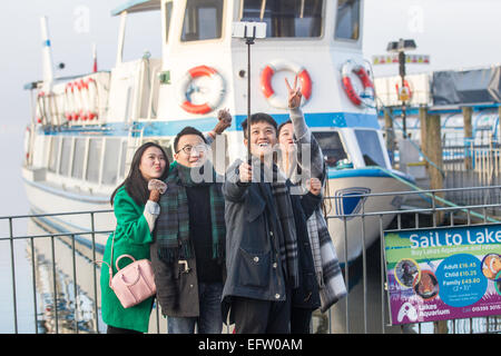 Les touristes à l'aide de mobile smartphone Iphone - selfies autoportraits stick pour prendre des photos et vidéos d'eux-mêmes Banque D'Images