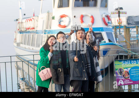 Les touristes à l'aide de mobile smartphone Iphone - selfies autoportraits stick pour prendre des photos et vidéos d'eux-mêmes Banque D'Images
