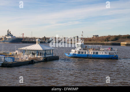 L'esprit de ferry Tyne Tyne South Shields approches ferry landing, North East England, UK Banque D'Images