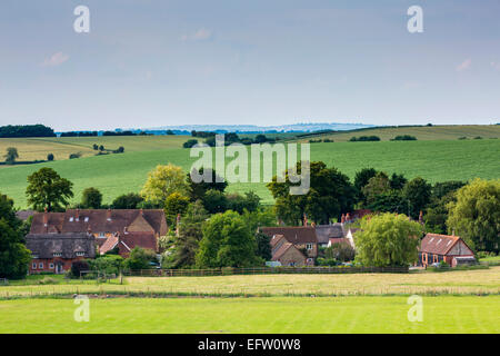 Vue lointaine du village traditionnel anglais en paysage rural, Oxfordshire, UK Banque D'Images