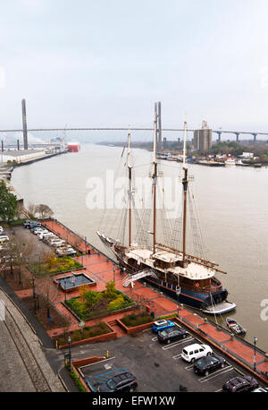 Vue sur la rivière Savannah de 'Rocks' sur le toit au sommet de l'hôtel donnant sur la rivière Savannah Savannah en Géorgie Banque D'Images