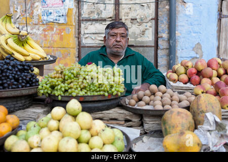 Jodhpur, Rajasthan, Inde. Vendeur de fruits et légumes dans le bazar Banque D'Images