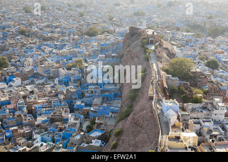 Jodhpur, Rajasthan, Inde. Jodhpur vu sur les murs de Fort Mehrangarh Banque D'Images