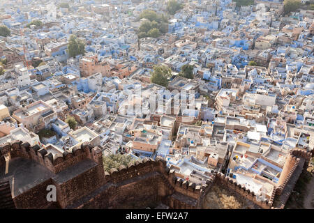 Jodhpur, Rajasthan, Inde. Jodhpur vu sur les murs de Fort Mehrangarh Banque D'Images