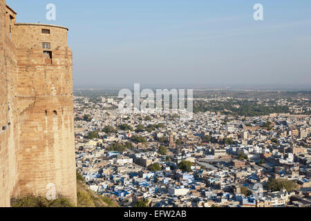 Jodhpur, Rajasthan, Inde. Jodhpur vu sur les murs de Fort Mehrangarh Banque D'Images