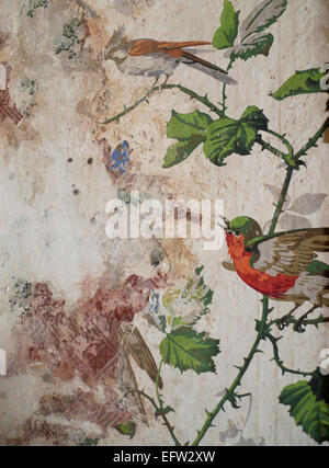 Les oiseaux sur brambles papier vintage peint à la main peinture papier peint a révélé au cours de travaux à l'intérieur de Strawberry Hill House London London UK KATHY DEWITT Banque D'Images