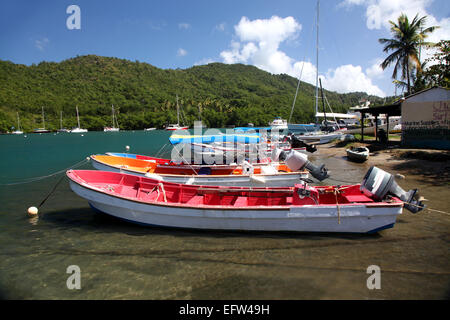 Location de bateaux locaux amarré dans la baie de Marigot en attente pour les clients des tarifs à partir de Banque D'Images