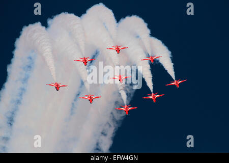 L'équipe de voltige des flèches rouges de la Royal Air Force britannique d'effectuer une formation au cours d'une boucle d'affichage airshow Banque D'Images