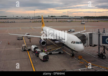 Monarch Airlines Airbus A321 en cours de chargement à l'aéroport de Manchester Banque D'Images