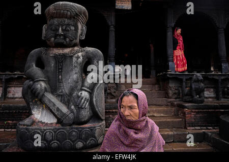 Les femmes népalaises à l'ancienne, Magella temple construit sous le règne du Roi Yaksha Malla (1428 A.D. - 1482 A.D.) dans Dattatrayta square dans la ville de Bhaktapur, également connu sous le nom de Khwopa au Népal Banque D'Images