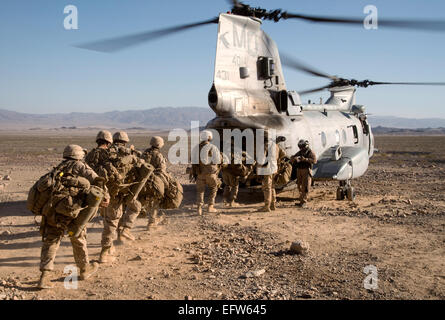 Les Marines américains charger sur un hélicoptère CH-46 Sea Knight pendant un exercice de formation intégrée, 20 juin 2013 à la Base du Corps des Marines, en Californie Twentynine Palms. Banque D'Images