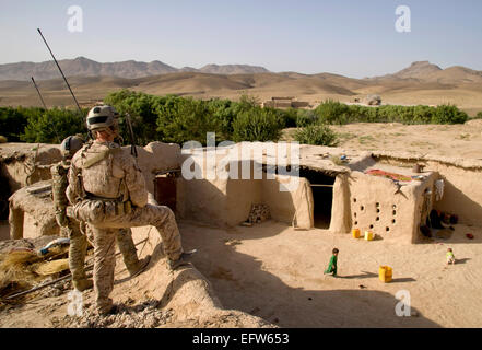 Commandos des Forces spéciales US mortier montres land à la périphérie d'un village au cours d'une opération de compensation 9 août 2012 dans le district de Shah Wali Kot, dans la province de Kandahar, Afghanistan. Banque D'Images