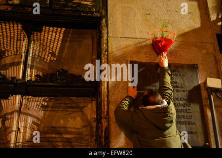 10 fév, 2015. Un homme laissant à roses maison où plusieurs personnes sont morts en défendant la liberté en 1977, lors d'une manifestation contre trois années de la réforme du travail appelée par les syndicats espagnols à Madrid, Espagne. Credit : Marcos del Mazo/Alamy Live News Banque D'Images