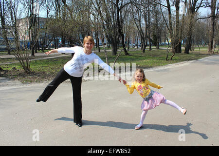 Image de la mère et la fille danse dans la ville Banque D'Images